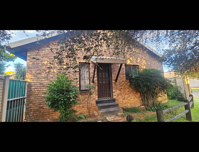 2 BEDROOM TOWNHOUSE FOR SALE IN VANDERBIJLPARK SE 3
